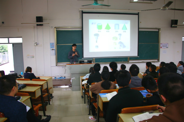 熊巍老师进行教学示范.jpg