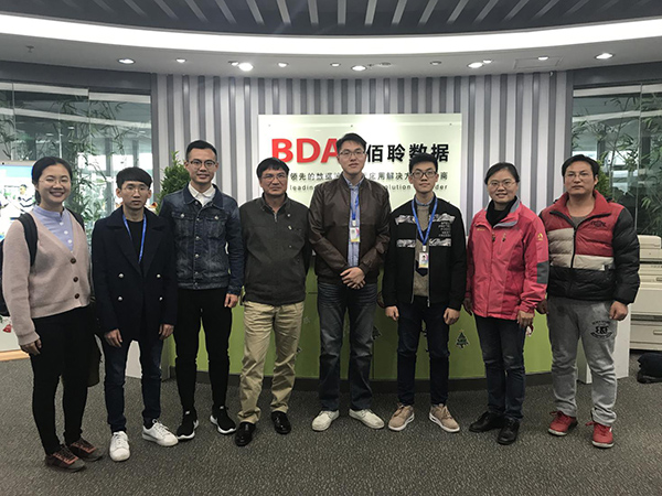 与毕业校友合影