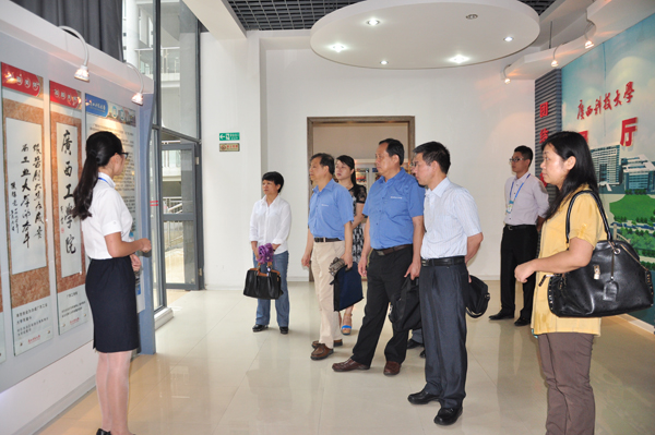参观我校校史展馆.jpg