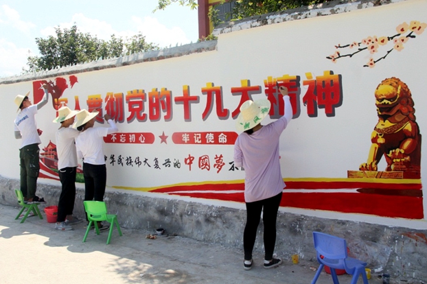 7.大学生志愿者新桂村墙体彩绘现场.jpg