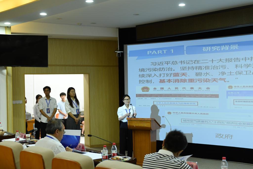 我校理学院学生选手正在参加比赛