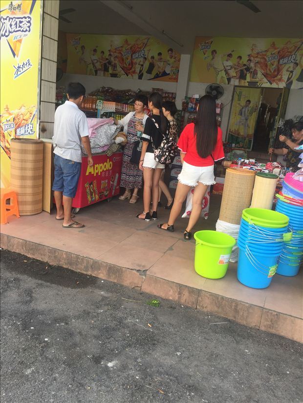与黄同学一起挑选入学必备的生活用品.JPG