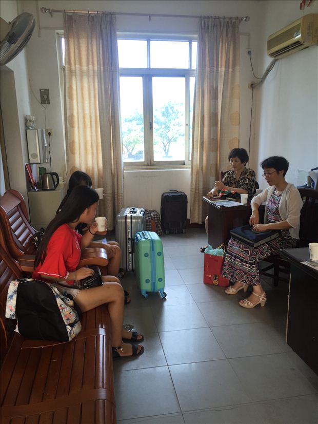 与黄同学在柳州市交通学校招就办询问新生入学的报到流程.JPG