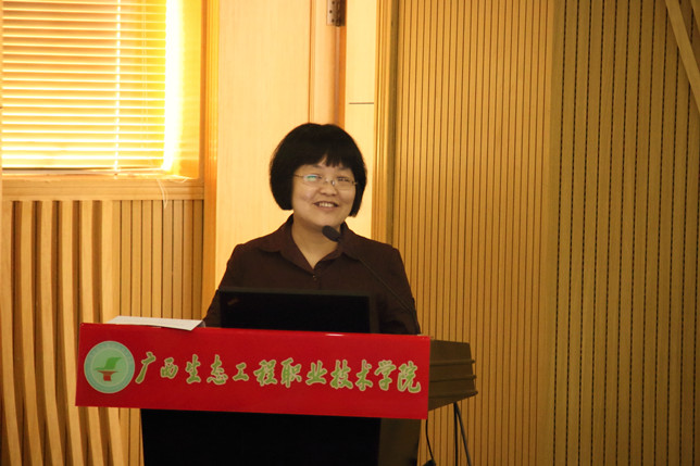 大中专分会理事长、广西科技大学图书馆馆长梁晓天作分会工作总结