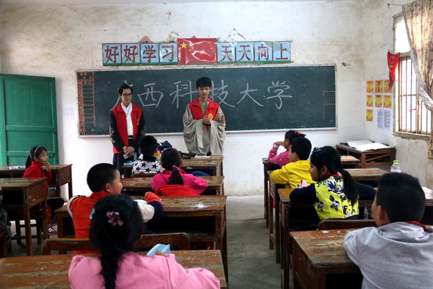 未晏汉服社的志愿者给小朋友讲“传统文化”_副本.jpg