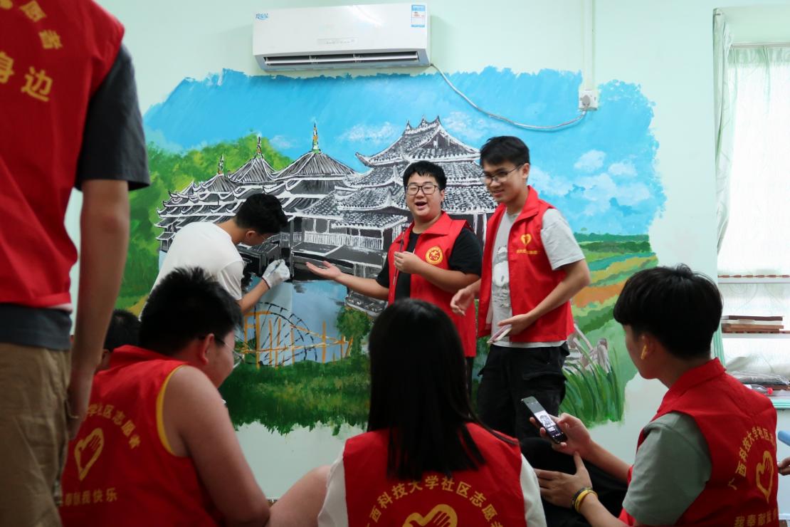 侗族的同学讲解风雨桥