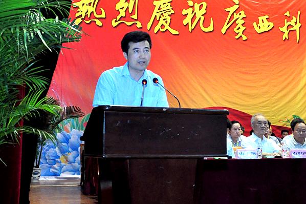 王志军校友代表全国校友在广西科技大学成立大会上发言