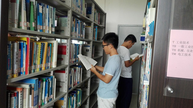 3学生阅读情景.jpg