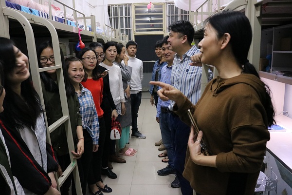 领导老师在宿舍与学生交谈