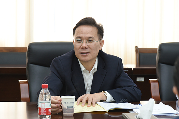 覃干超为组长的自治区教育厅高校思想政治理论课听课指导检查组一行4