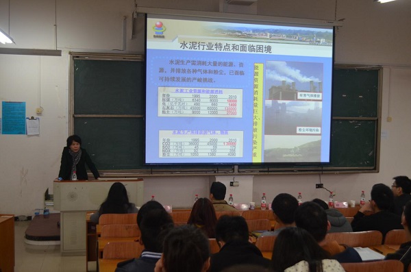 图为黄小青教授讲述报告