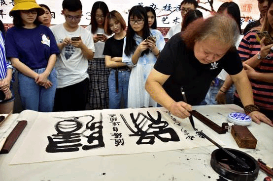 说明: 鲁大师大师现场书法创作