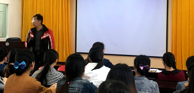 校长助理覃远生在学生座谈会上认真听取同学们的发言并给同学们做就业指导