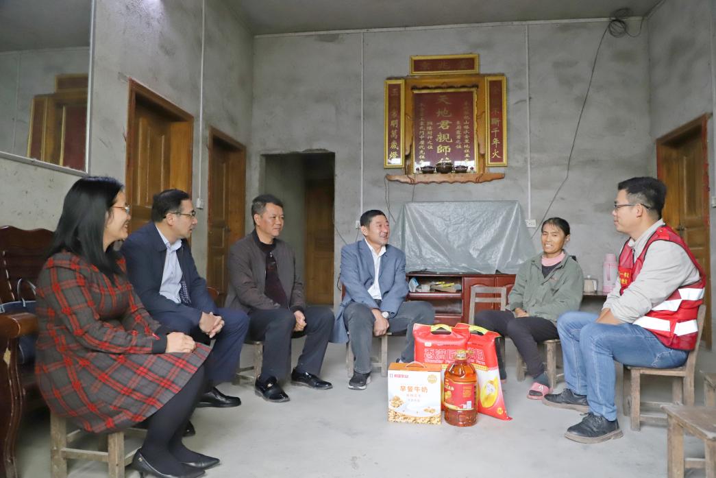 学校党委副书记校长刘宝臣赴融安县定点帮扶村开展走访慰问活动并出席