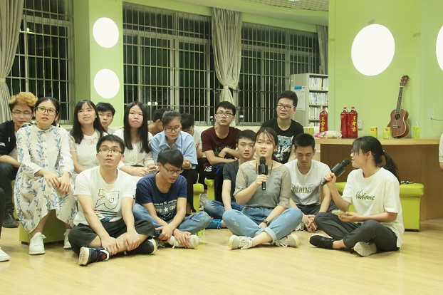 读书协会同学集体歌唱《赋得古原草送别》.JPG