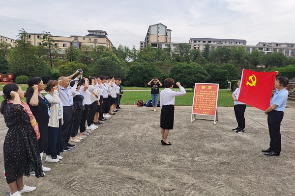 离退休党总支党史学习教育主题实践活动---重温入党誓词.jpg