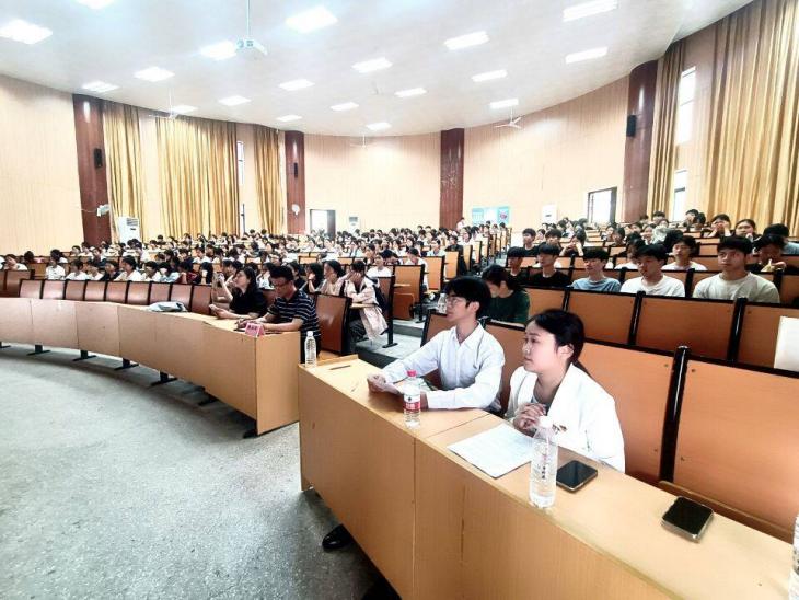 国家奖学金获奖学生优秀事迹报告会暨学生资助宣传大使进校园宣讲活动在附属卫校举行