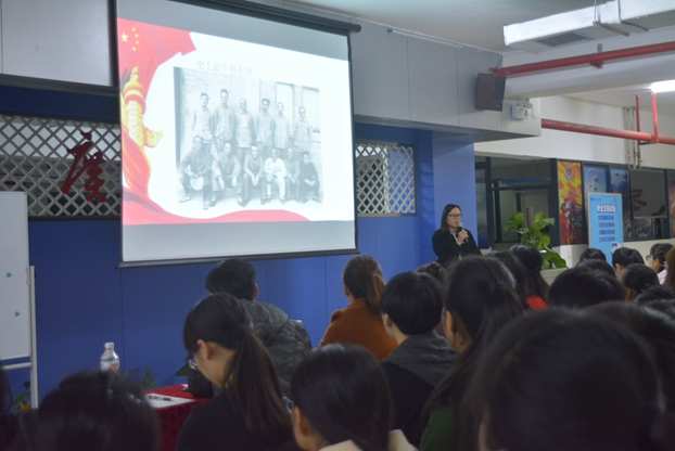 图2 党的十九大精神科大青年宣讲队副队长、校团委副书记韦齐齐老师做宣讲.JPG