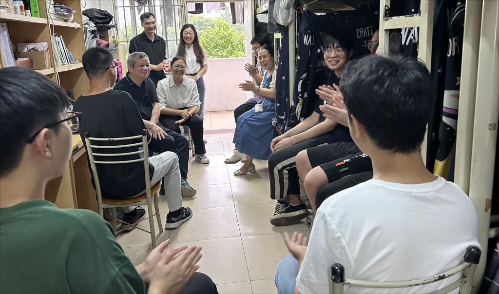 张发钦副校长和学生亲切交谈.png