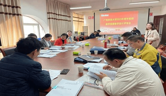 一群人围坐在桌子边描述已自动生成