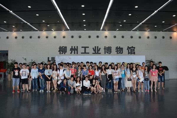 图为建筑131团支部参观柳州工业博物馆