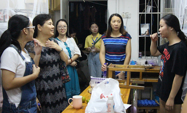 领导老师下宿舍看望新生