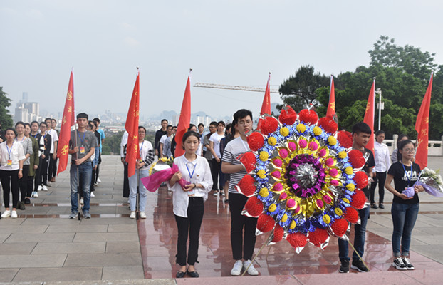 财经学院师生党员前往西山烈士陵园开展清明祭奠活动
