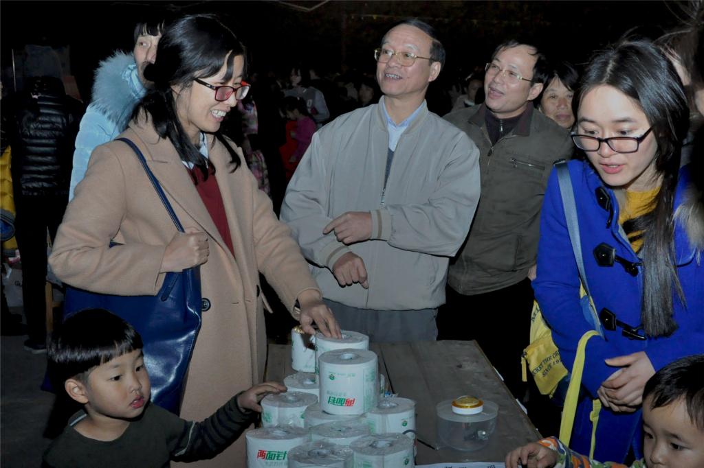 校党委书记覃伟年在游园奖品发放现场_副本.jpg