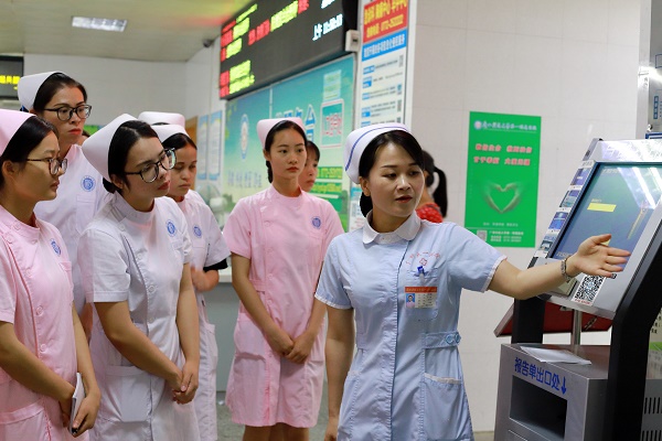 学生认真听一附院老师讲解