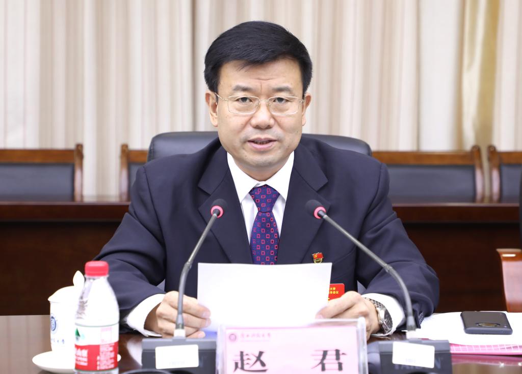 学校党委书记赵君讲话会议在雄壮的国歌声中拉开帷幕.