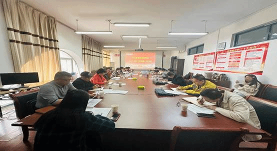 会议室里的人们描述已自动生成