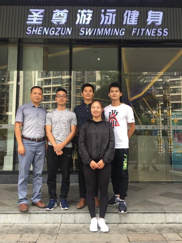 学院教师与毕业生合影0.jpg