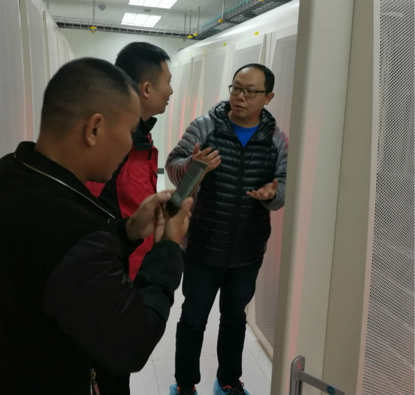 参观云机房.jpg