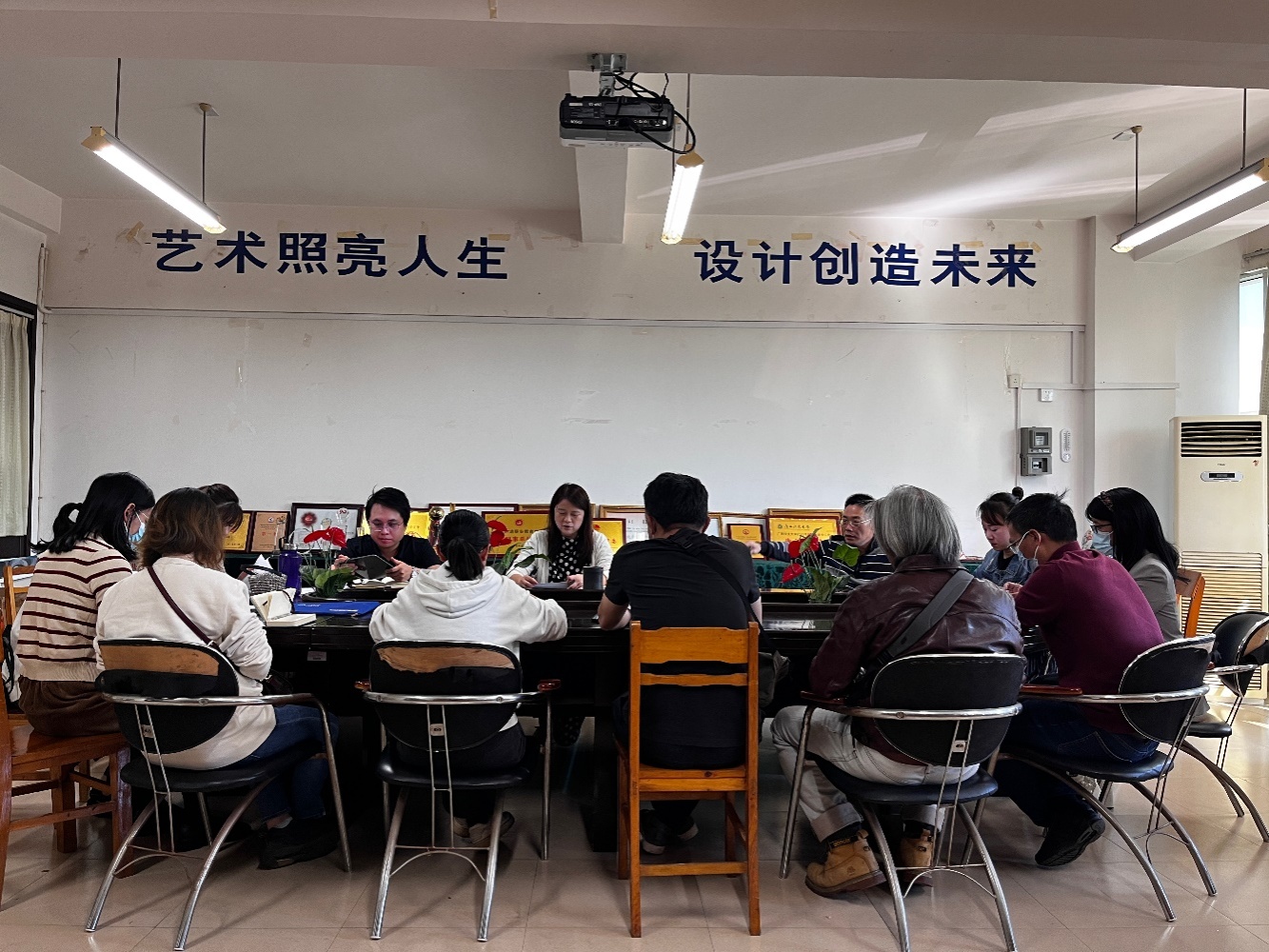 一群人在餐厅里中度可信度描述已自动生成