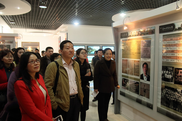 代表参观我校校史馆_副本.jpg