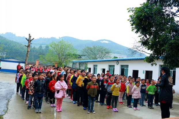 与振华小学的小朋友共唱雷锋歌曲_副本.jpg