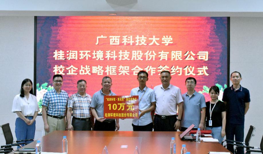 一群人站在台上描述已自动生成