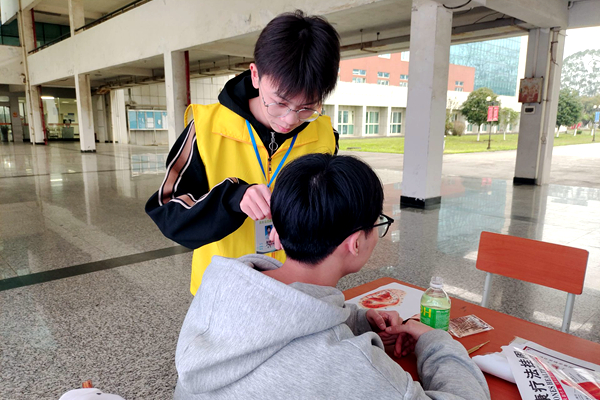 7志愿者为学生贴耳穴 (2).jpg