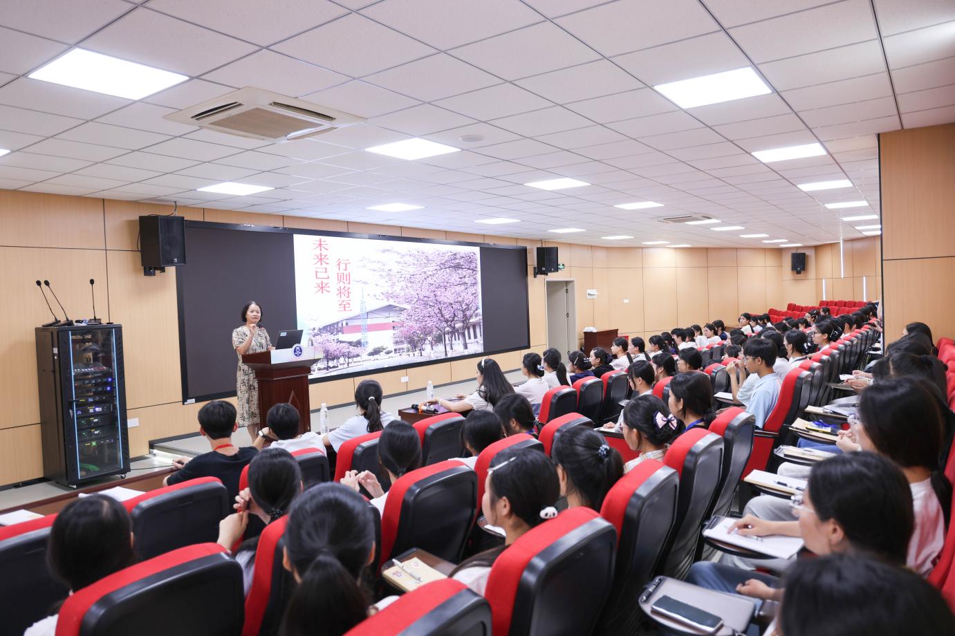 拥抱AI时代 赋能青春梦想——附属卫校团课开讲啦！