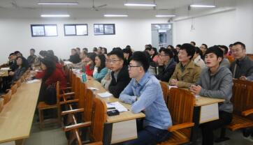 同学们认真听讲报告
