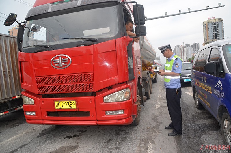 勤廉榜样:北海市公安局交通警察支队旅游区大队大队长石殿春 勤廉榜样:北海市公安局交通警察支队旅游区大队大队长石殿春