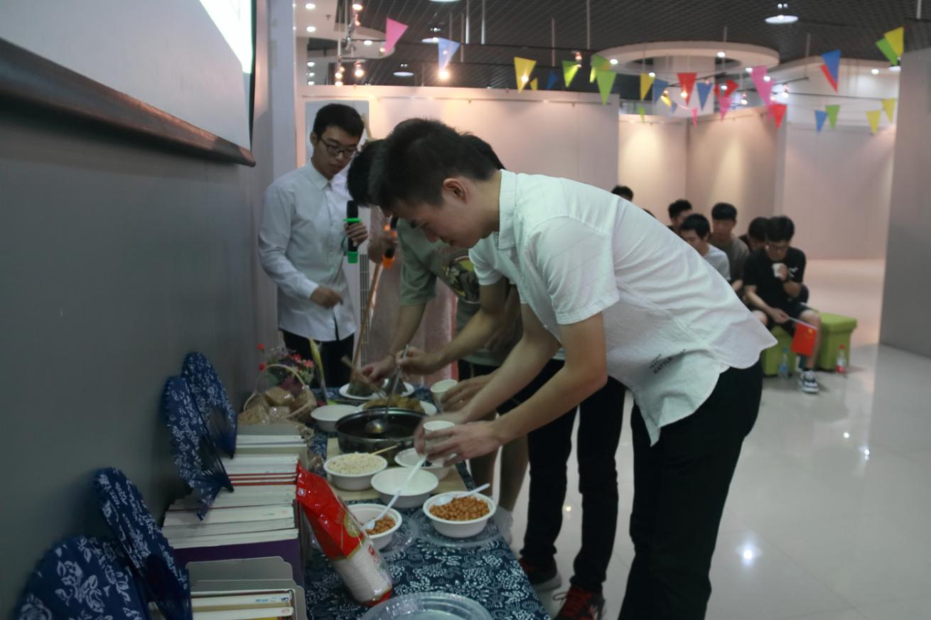 9观众品尝民族美食