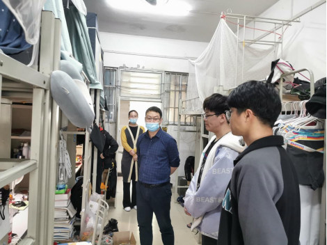 图为学院党总支书记陈志波走访学生宿舍图为学院院长周柳琴走访学生