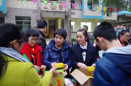 覃萍副书记给同学们兑奖