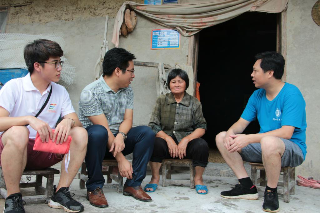 校团委书记陈克文与红渡镇党委书记罗健康慰问贫困户(压缩).jpg