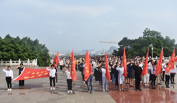 财经学院师生党员前往西山烈士陵园开展清明祭奠活动