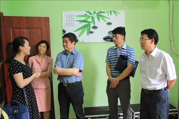 专家领导参观指导我校大学生心理健康教育中心.JPG