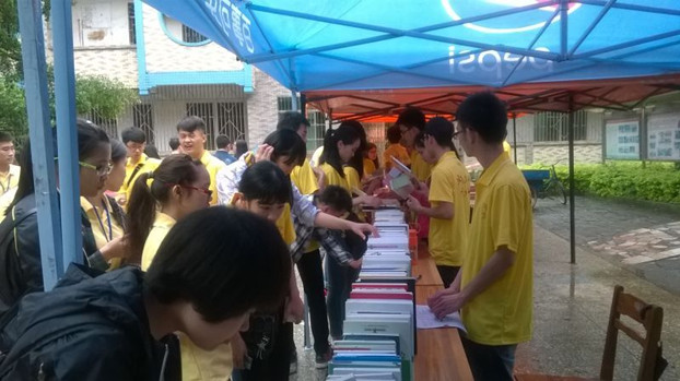 (压)好书走进财经学院活动现场.jpg