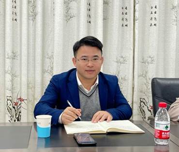 廖部长倾听学生意见