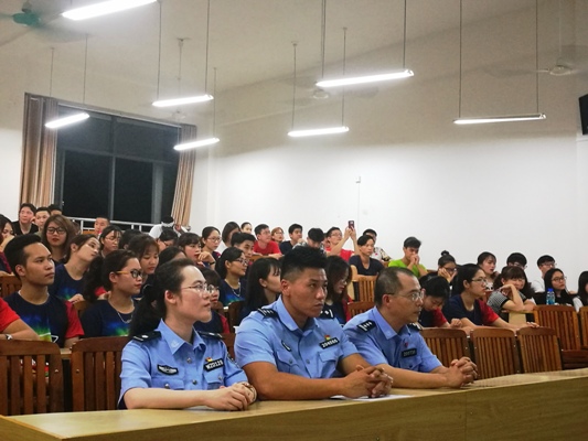 柳州市出入境管理支队领导参与入学教育会